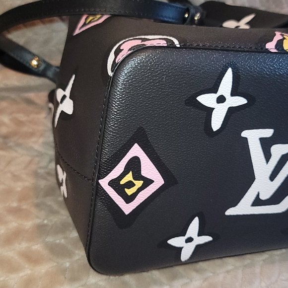 NeoNoe Wild at Heart Louis Vuitton Black Monogram Neo Noe Cross Body Bag - Picture 13 of 17